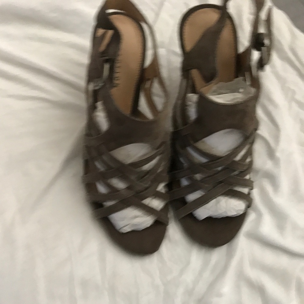 NWT Kenneth Cole caged suede dark grey sandals!